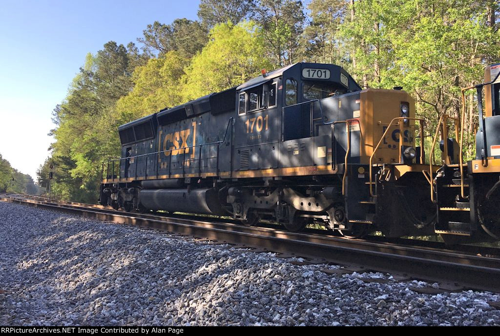 CSX 1701 lays over